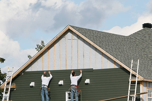 Professional Siding Contractor technician working in Castleton, VA